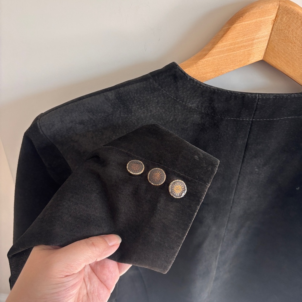 Danier Women's Elegant Black Suede Blazer - Picture 9 of 9
